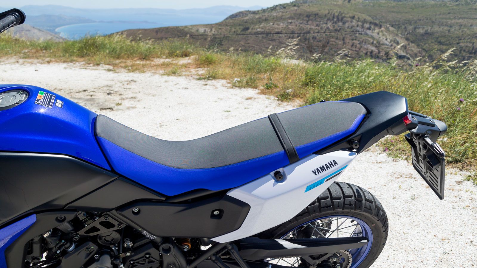 Η νέα επίπεδη σέλα είναι μονοκόμματη αποκτώντας μία πιο Rally φιλοσοφία, με το αφρώδες υλικό της να είναι λιγοστό και το νέο αντιολισθητικό κάλυμμα να