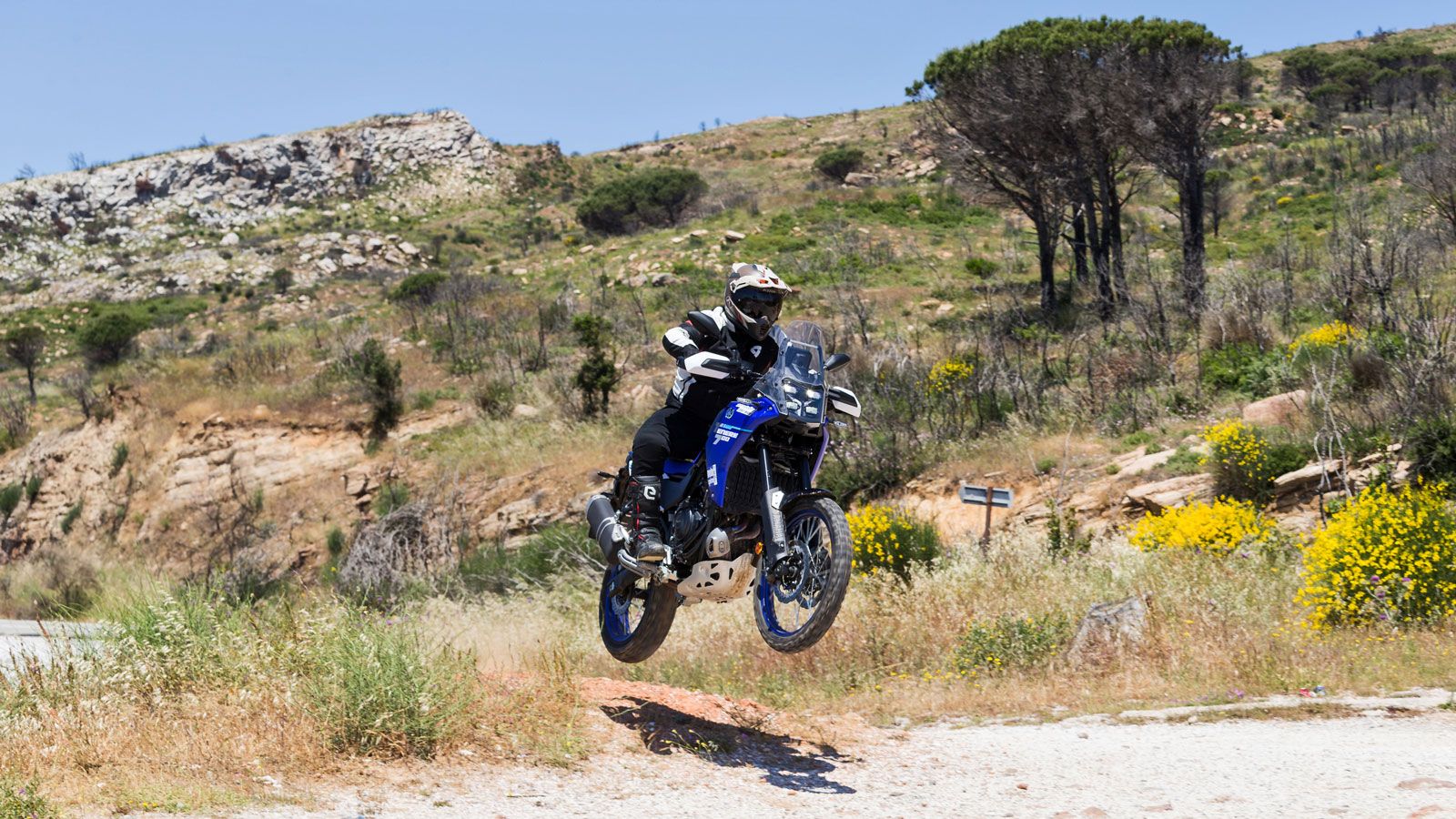 Η στιβαρή κατασκευή της και η αξιοπιστία του κινητήρα δεν θα σε «αφήσουν» στο βουνό, ενώ η φιλικότητά της σε προσκαλεί να την οδηγείς και στο καθημερι