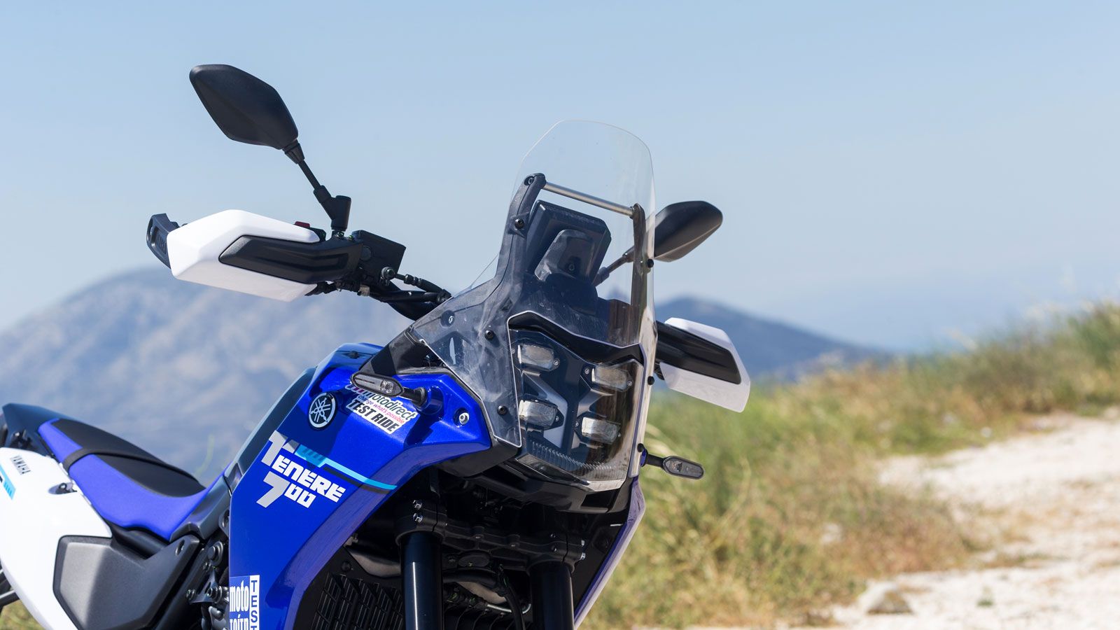 Κοιτώντας το μοντέλο από μπροστά θα ξεχωρίσεις και τα νέα φωτιστικά σώματα που αποτελούνται από 4 ορθογώνιους LED προβολείς.