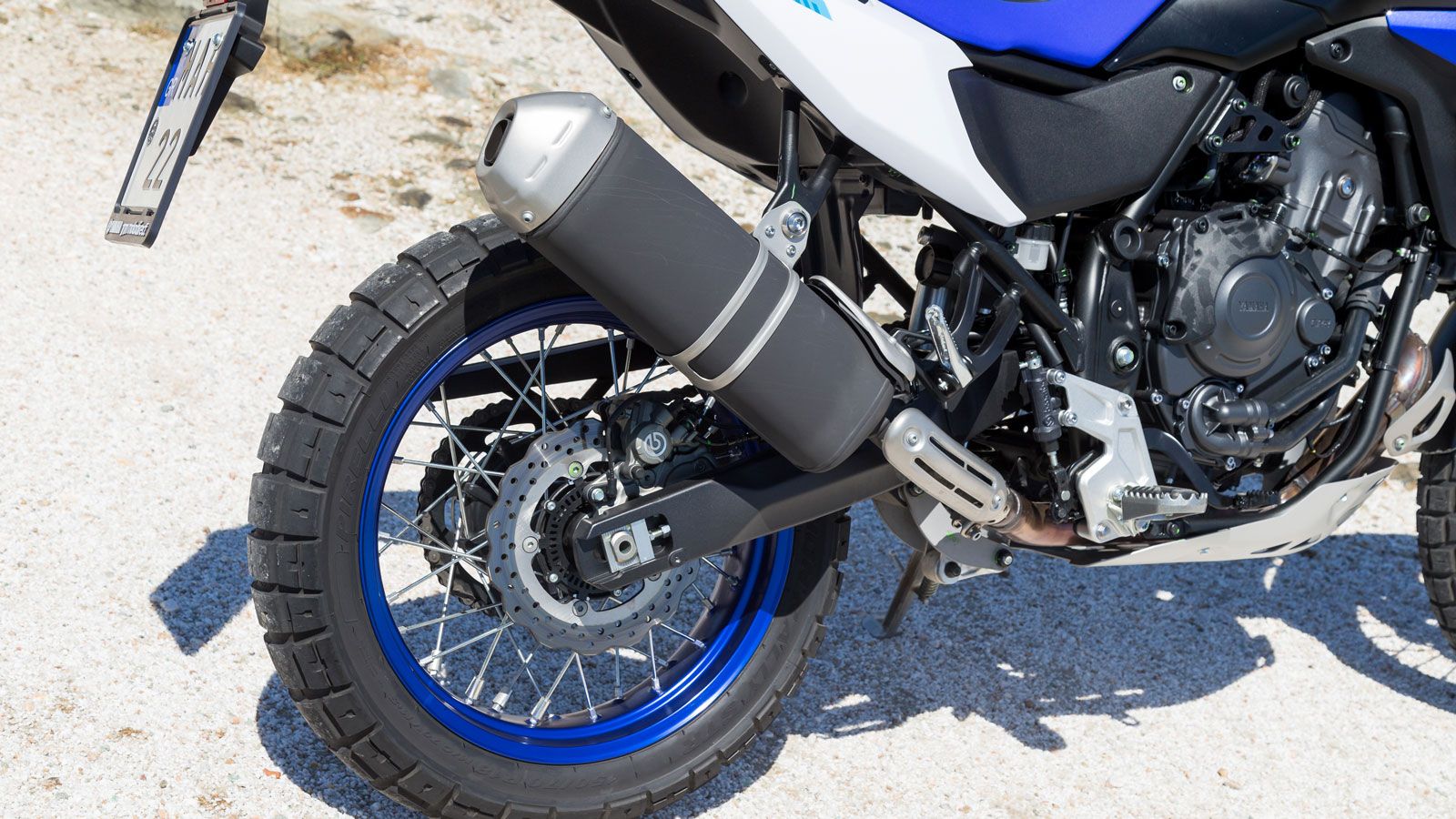 Το ατσάλινο σωληνωτό πλαίσιο έχει ενισχυθεί ελαφρώς στην περιοχή της ουράς και πιο συγκεκριμένα στα σημεία όπου τοποθετούνται οι πλαϊνές βαλίτσες, αλλ