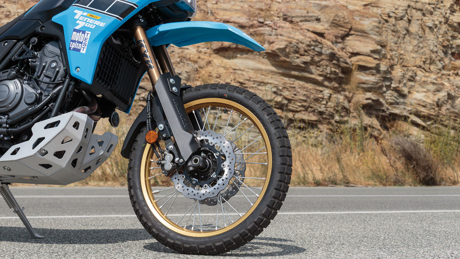 Αποτελούνται από ένα ανεστραμμένο πιρούνι 43χλστ με Kashima επίστρωση και ένα monoshock αμορτισέρ με ανασχεδιασμένο μοχλικό, ένα μεγάλο συνεμπλόκ, αλο