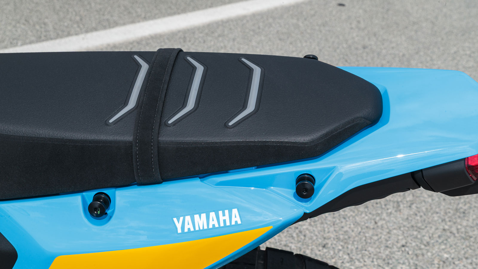 Γνώριμα είναι τα πράγματα για τον συνεπιβάτη, με την σέλα να έχει σχεδόν το ίδιο πλάτος σε όλο της το μήκος, τα μαρσπιέ να βρίσκονται σχετικά χαμηλά κ