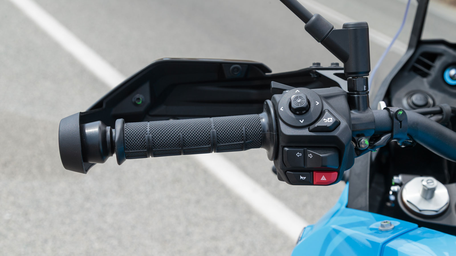 Οι διακόπτες των φλας διαθέτουν μάλιστα 2 σκάλες όταν τους πατάς, με την πρώτη να τα ανάβει για 3 μόνο φορές διαδοχικά, ενώ ακόμα και με το πλήρες πάτ