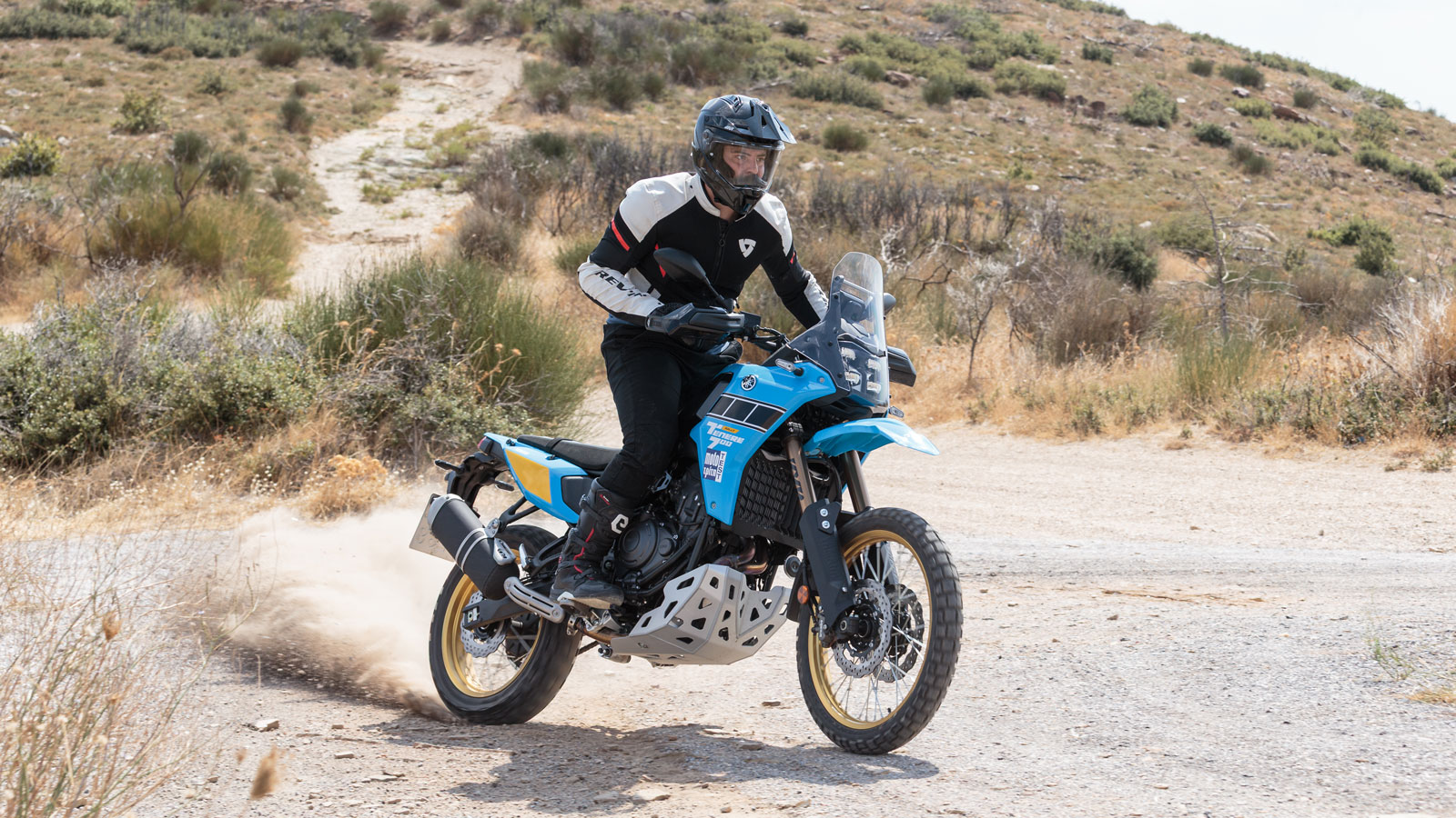 Είναι πραγματικά σαν ένα μεγάλο Enduro, άκρως φιλικό προς τον αναβάτη, προβλέψιμο στην συμπεριφορά και με δυνατότητες άπιαστες για τους περισσότερους 