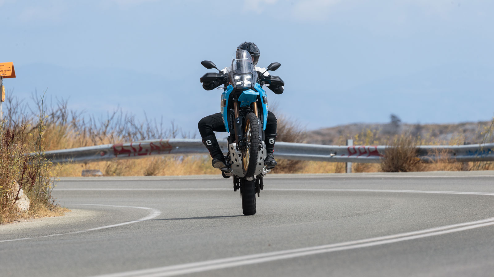  Φυσικά το Traction Control και το ABS απενεργοποιούνται πλήρως (το δεύτερο στον πίσω ή και στους δύο τροχούς μέσω ενός κουμπιού στον πίνακα οργάνων).