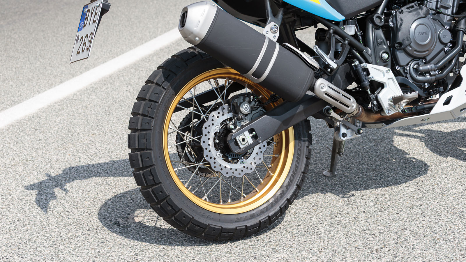 Το σύστημα πέδησης έρχεται αυτούσιο δεν έχει αλλαγές, με δύο δίσκους 282χλστ εμπρός με δαγκάνες 2 εμβόλων και έναν δίσκο 245χλστ πίσω με δαγκάνα ενός 