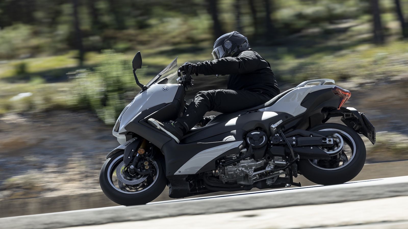 Αποστολή Yamaha TMAX Tech Max 2025