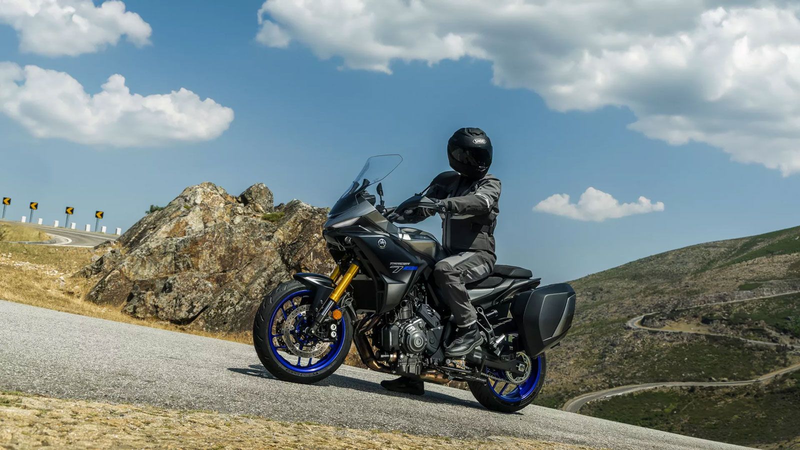 Η Tracer 7 GT Y-AMT είναι η επόμενη μεγάλη καινοτομία. Πρόκειται για την τέταρτη μοτοσυκλέτα της Yamaha που εξοπλίζεται με το αυτόματο κιβώτιο Y-AMT (