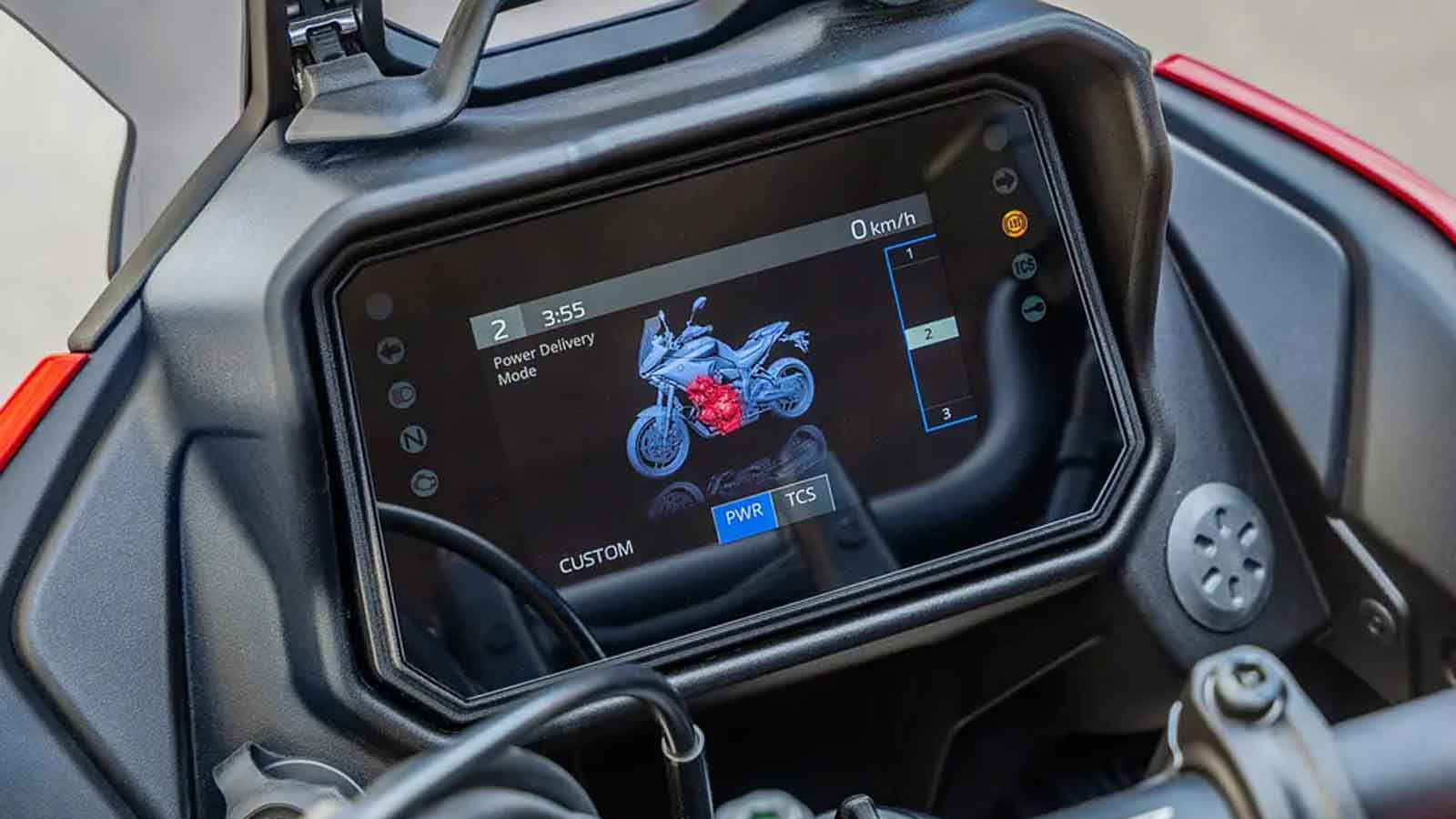 έγχρωμη TFT οθόνη 5 ιντσών, που υποστηρίζει σύνδεση με smartphone και πλοήγηση μέσω της εφαρμογής Garmin StreetCross