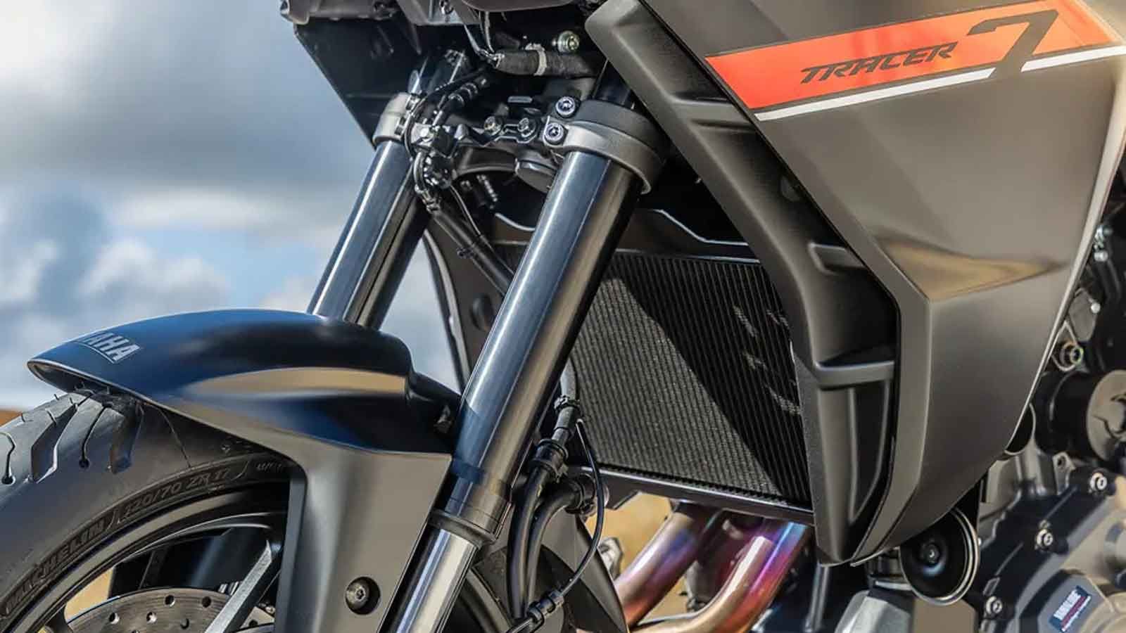 μπροστά τοποθετούνται ανάποδα πιρούνια 41mm, ρυθμιζόμενα στην επαναφορά με 18 διαφορετικές ρυθμίσεις