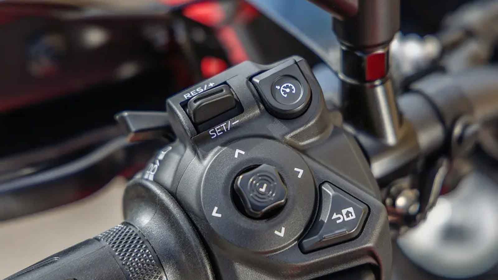 Έχετε προεπιλεγμένες λειτουργίες Sport και Street, μαζί με μια τρίτη, προσαρμόσιμη ρύθμιση, ώστε να ταιριάξετε τη συμπεριφορά της μοτοσυκλέτας στις συ