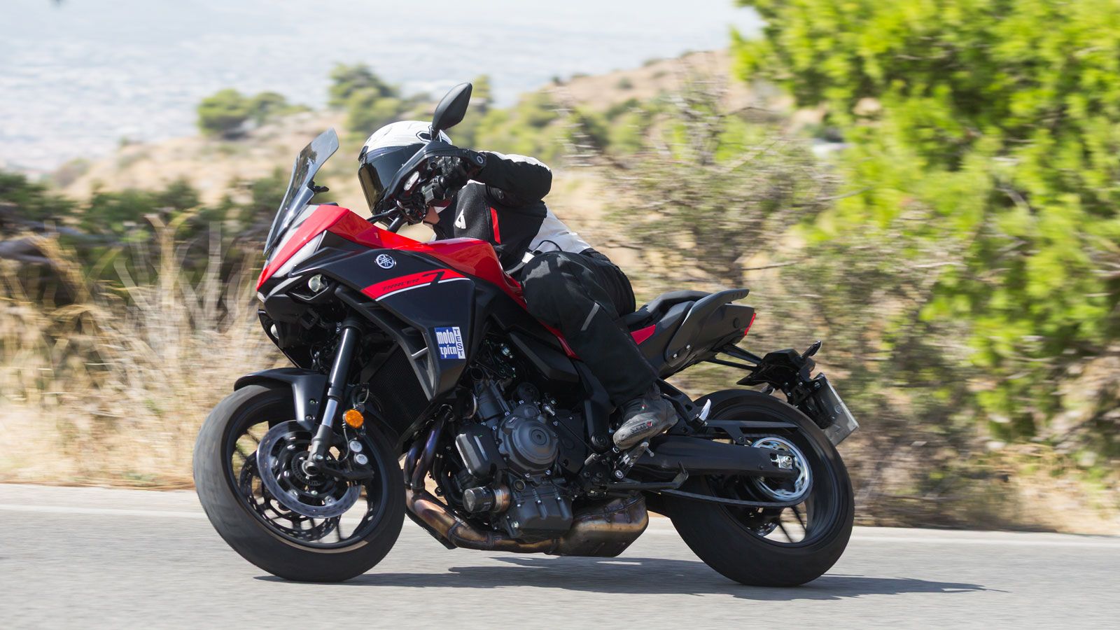 Ο μικρός ιχνηλάτης της Yamaha, σχεδιάστηκε με στόχο να σε συνοδεύει τόσο στις καθημερινές σου μετακινήσεις όσο και στα ταξίδια σου εκτός πόλης. 