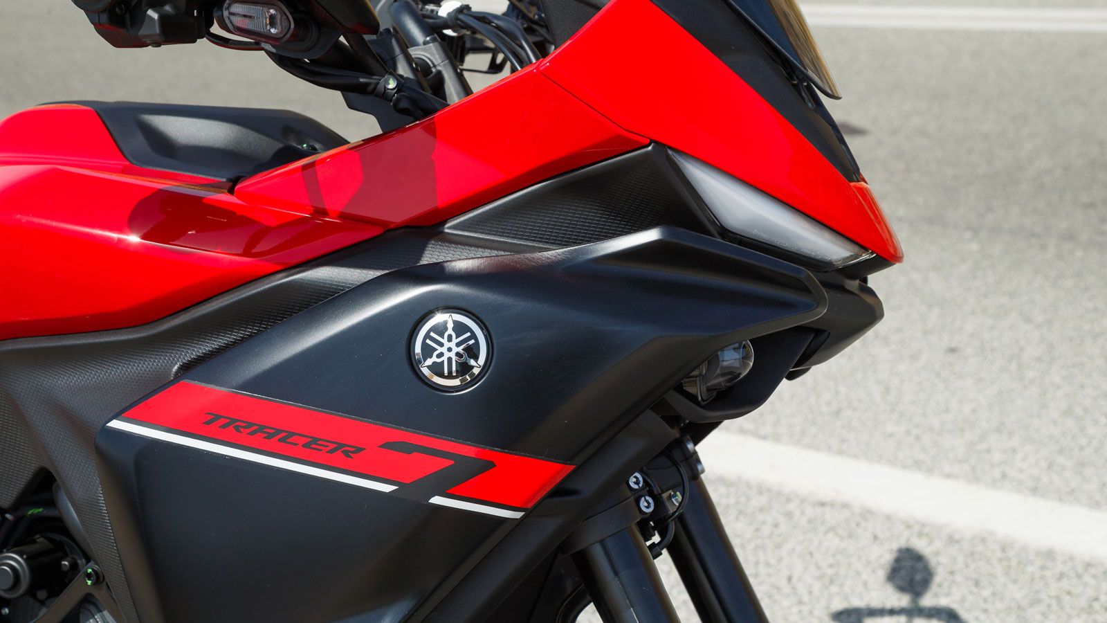 Η νέα γενιά διατηρεί την ίδια φιλοσοφία στο μούτρο, με δυο DRL-σχισμές και τα LED φωτιστικά σώματα από κάτω, όλα όμως είναι νέα, ενώ κανένα πλαστικό ε