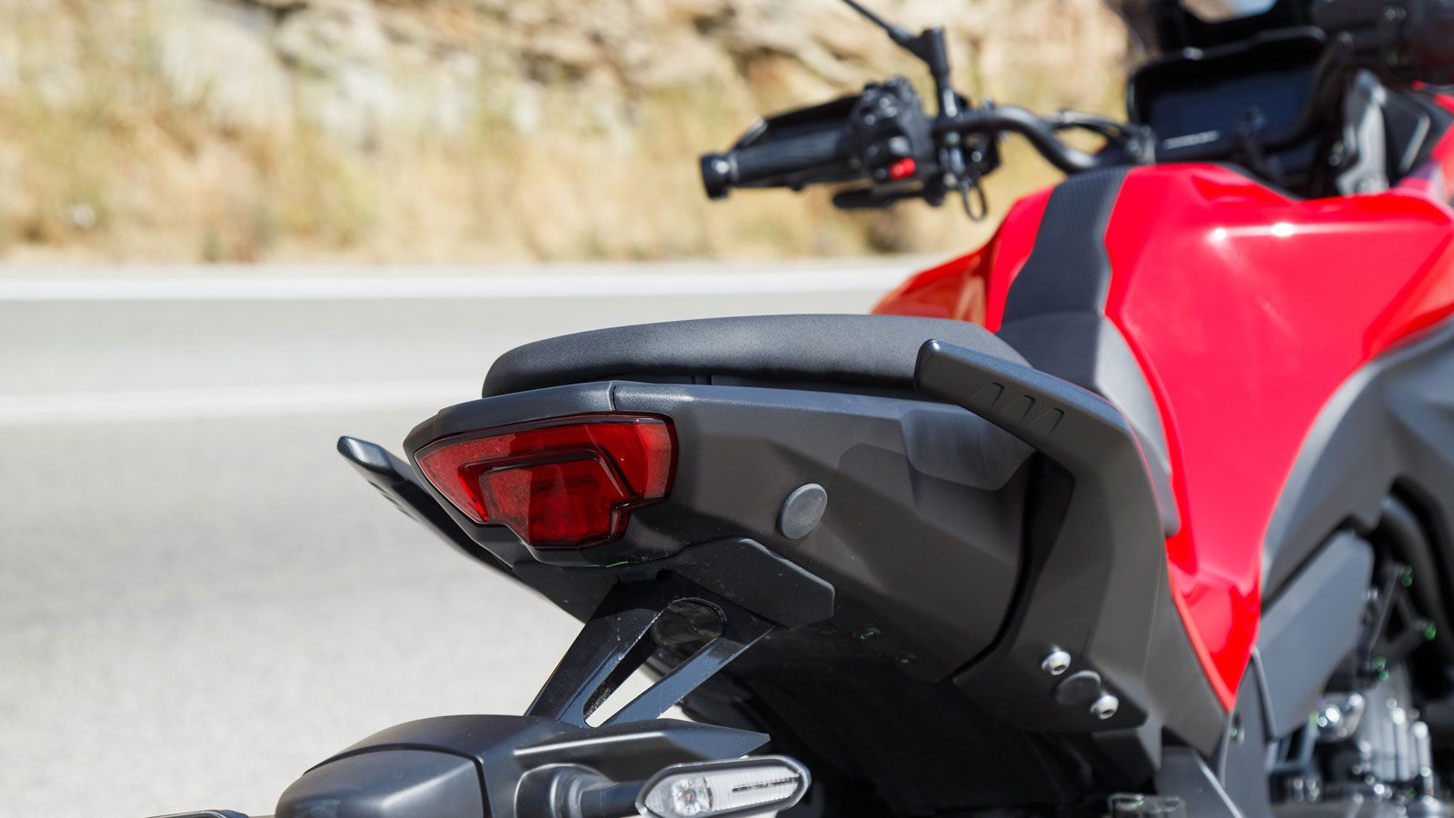 Τα πλαστικά που διατρέχουν το ρεζερβουάρ και καταλήγουν κάτω από τη σέλα του αναβάτη τονίζουν την λεπτεπίλεπτη σιλουέτα του Tracer 7, ενώ και η ουρά τ