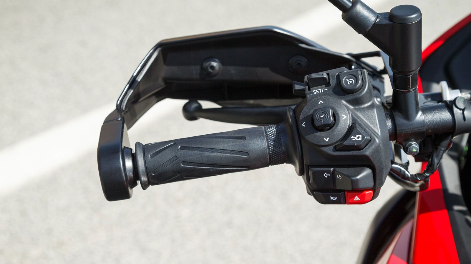 Οι διακόπτες λειτουργούν εξαιρετικά κι έχουν άμεση απόκριση, ενώ με τον χειρισμό του Joystick αριστερά, η πλοήγηση στο μενού είναι πιο εύκολη από ποτέ