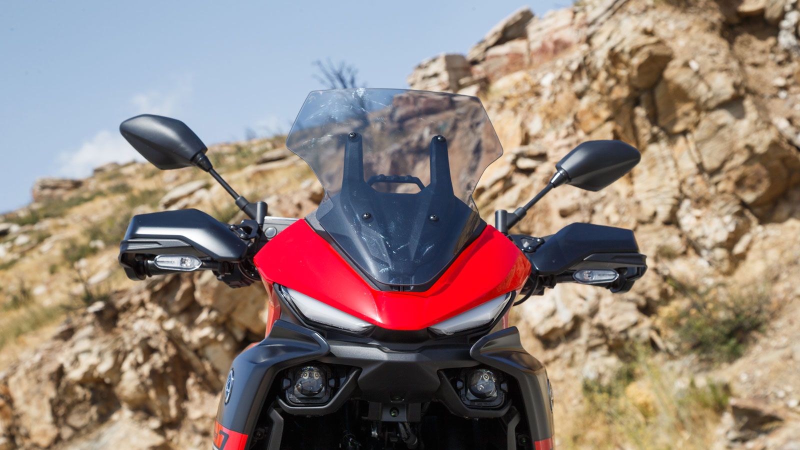 Το τιμόνι είναι λίγο πιο φαρδύ προσφέροντας έναν καλύτερο μοχλό χειρισμού, με το ύψος του να μην κουράζει τα χέρια, ενώ η ανεμοκάλυψη που προσφέρει η 