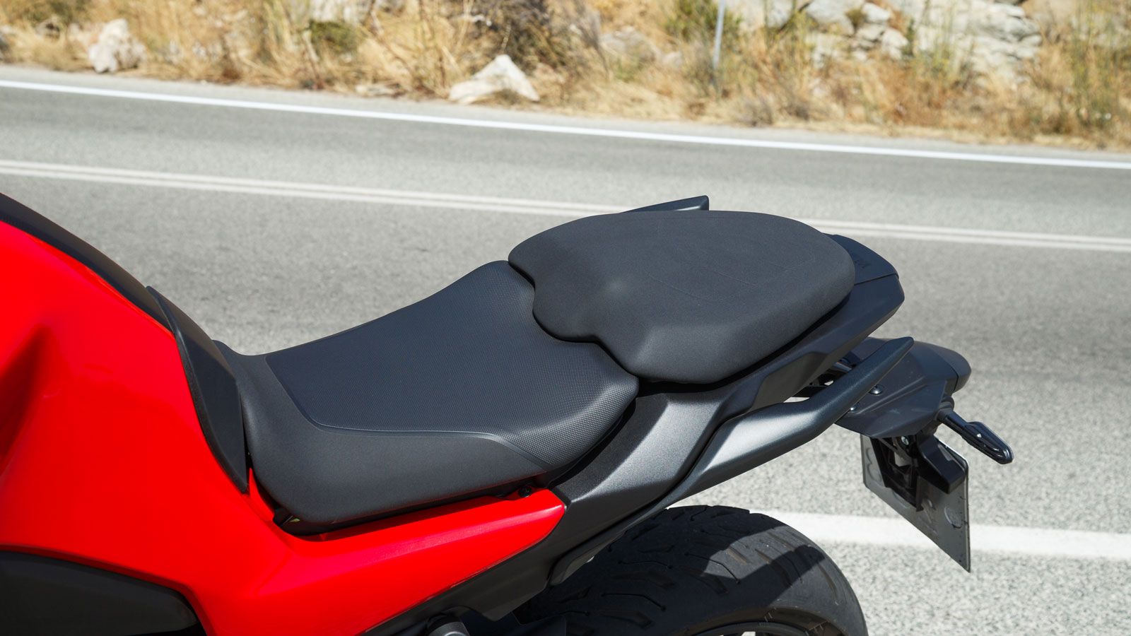 Η σέλα του αναβάτη είναι αρκετά ευρύχωρη και μπορεί πολύ εύκολα να ρυθμιστεί σε 2 θέσεις ύψους χάρη σε μία έξυπνα σχεδιασμένη βάση. 