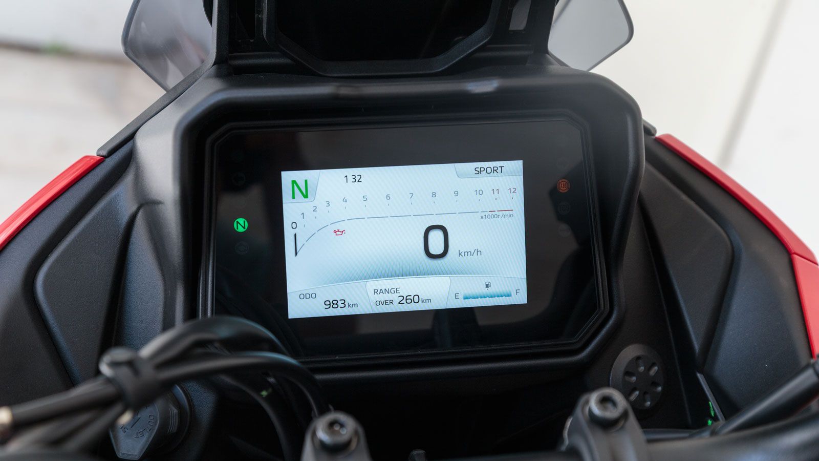 Μία από τις βασικές διαφορές του Yamaha Tracer 7 για το 2025, αφορά το πιλοτήριο, δηλαδή τον συνδυασμό χειριστηρίων οθόνης, που για πρώτη φορά είδαμε 