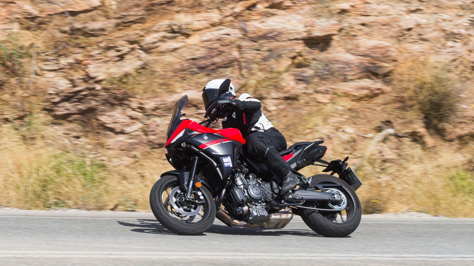 Επειδή όπως δηλώνει και η Yamaha μιλάμε για ένα sport-touring μοντέλο, το Tracer 7 τα καταφέρνει αρκετά καλά και στο επαρχιακό «στροφιλίκι», με τις πι