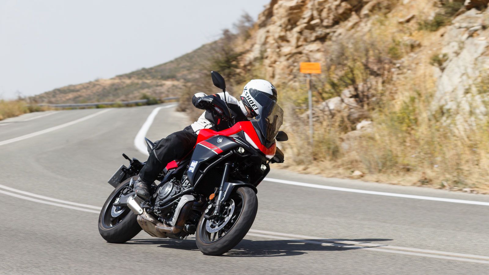 Από την πρώτη βόλτα με το Yamaha Tracer 7, θα καταλάβεις που οφείλεται η τεράστια εμπορική του επιτυχία. Είναι ένα μοντέλο που βάζει την πολυχρηστικότ