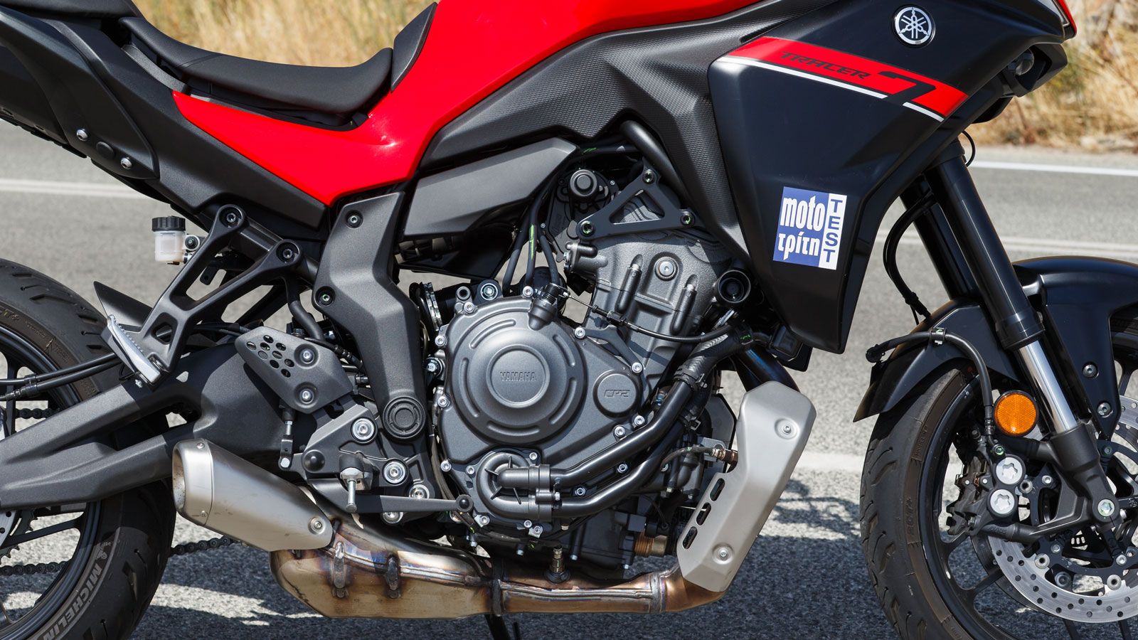 ικύλινδρος εν σειρά στα 689cc, με 2 επικεφαλής εκκεντροφόρους και διαστήματα ανάφλεξης 270°, πληροί πλέον τις Euro5+ προδιαγραφές, διατηρώντας την ίδι