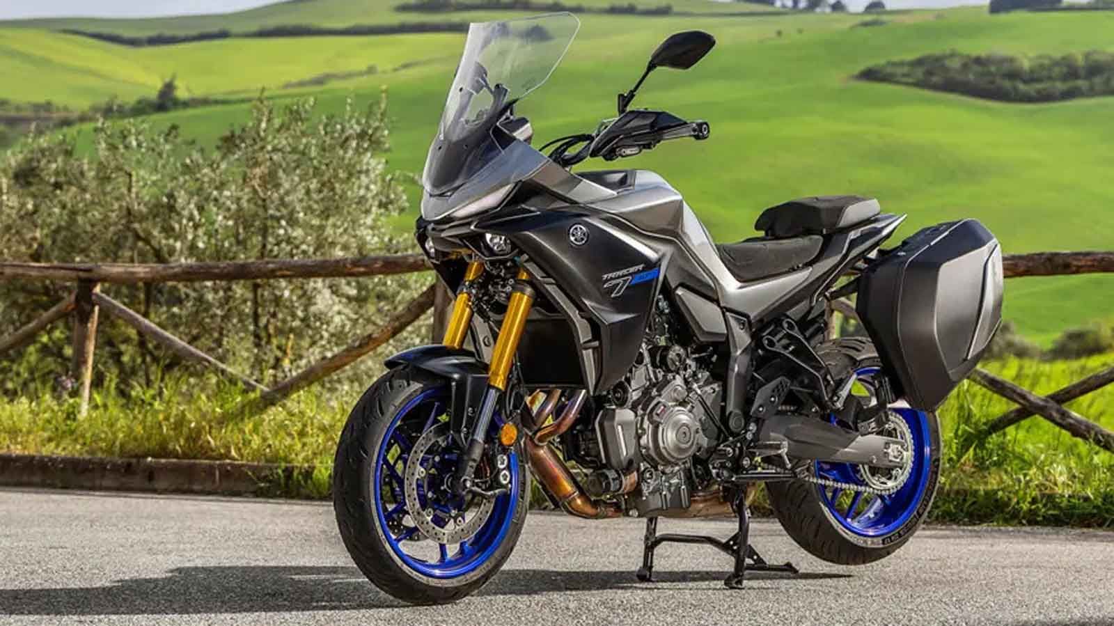 η GT έρχεται εξοπλισμένη με δύο σκληρές βαλίτσες που μπορούν να χωρέσουν κράνος η καθεμία