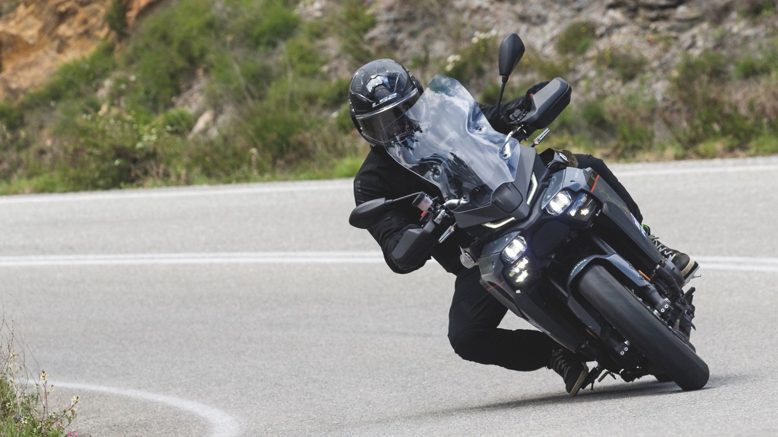 Δυνατός κινητήρας, πλαίσιο διαμάντι, απολαυστική σπορ συμπεριφορά με εξαιρετική ποιότητα κύλισης και αξιοπιστία. 