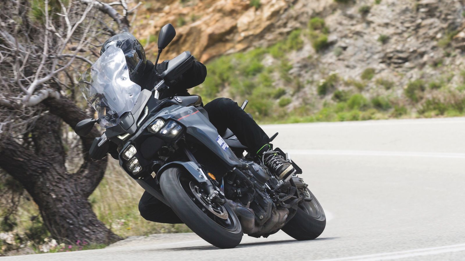 Η άριστη κατανομή βάρους σε κάνει να απορείς αν όντως οδηγείς 900αρι ή κάτι μικρότερης κατηγορίας καθώς μετατρέπει τους ελιγμούς σε παιχνίδι.