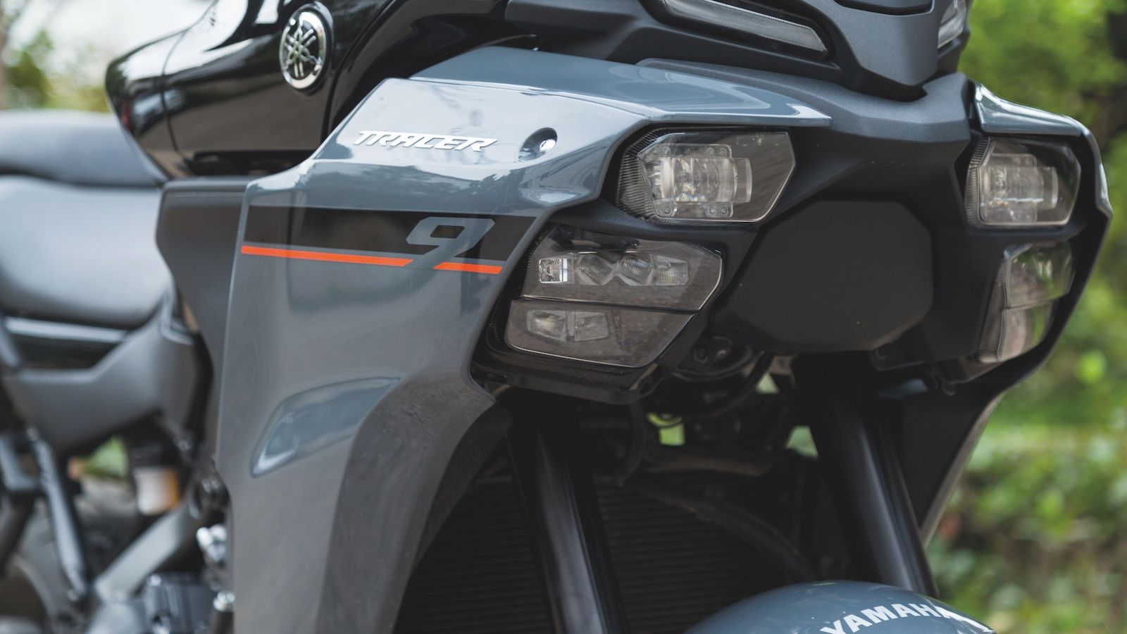 Το νέο «arrow head» φωτιστικό περιλαμβάνει τριπλά σώματα και είναι τοποθετημένο εκατέρωθεν της μάσκας. Παράγει μια ισχυρότατη δέσμη φωτός και μαζί την