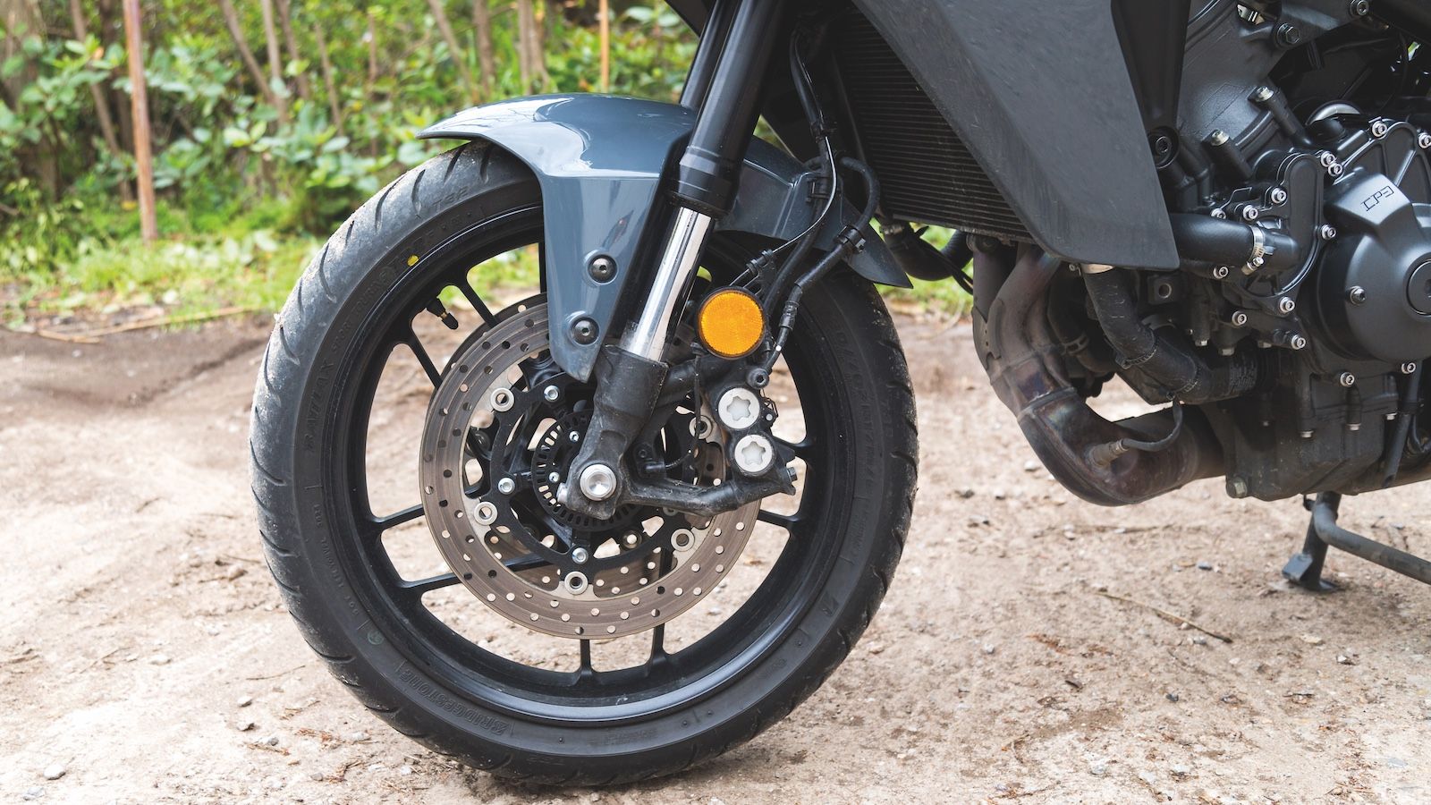 Τα φρένα παραμένουν ίδια, με ακτινικές τετραπίστονες δαγκάνες Nissin και δίσκους 298 mm εμπρός, 245 mm πίσω και δικάναλο ABS. 