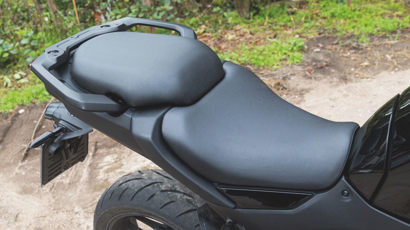 Η σέλα διαθέτει πλέον μεγαλύτερα τμήματα και περισσότερο αφρώδες για οδηγό και συνεπιβάτη. Το ύψος της αυξήθηκε στα 845 χιλιοστά -μπορεί να ρυθμιστεί 