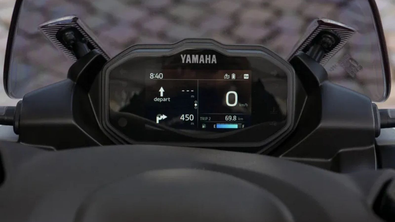 Το Tricity 125 2025 εξοπλίζεται πλέον με έγχρωμη TFT οθόνη 4,2 ιντσών, αντικαθιστώντας την παλιά LCD. 