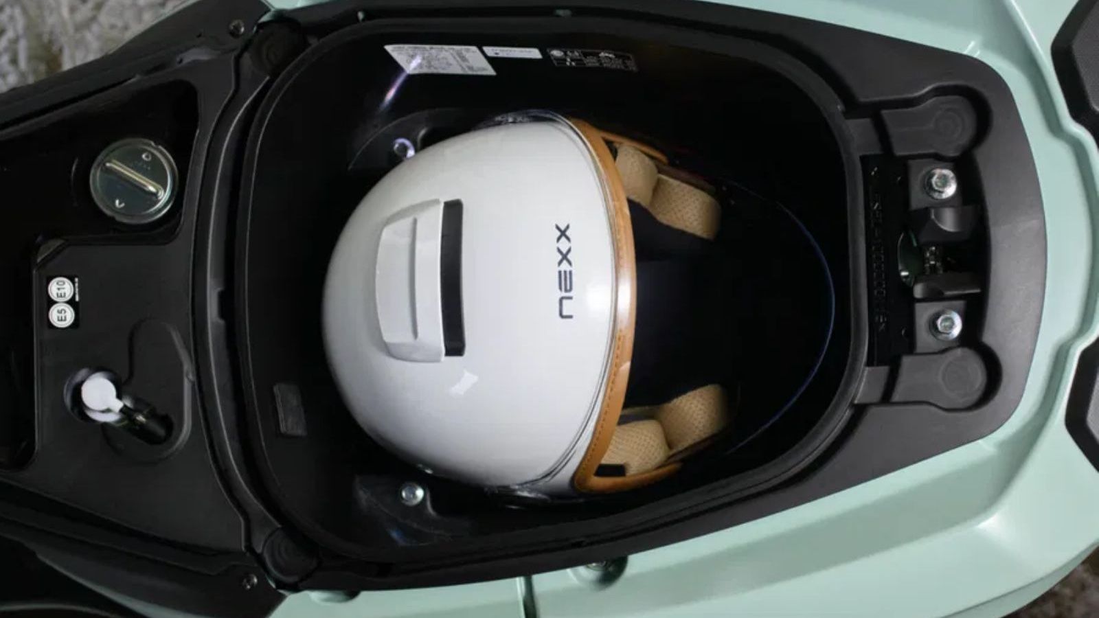 Ο χώρος κάτω από τη σέλα χωράει ένα κράνος full-face, ενώ υπάρχουν και αποθηκευτικοί χώροι στην ποδιά, καθώς και θύρα USB-C για φόρτιση συσκευών.