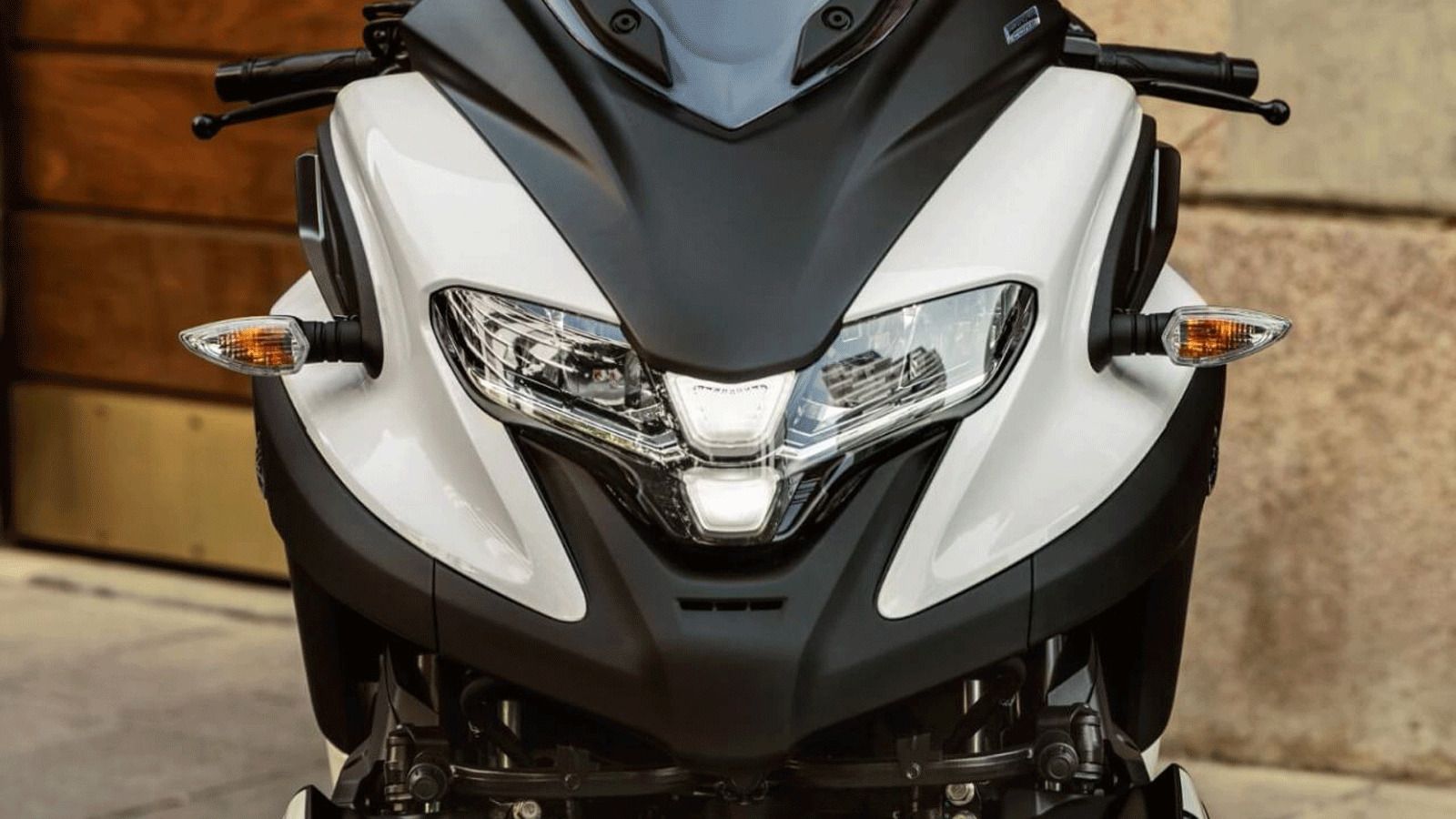 Οι νέες αποχρώσεις – λευκό και γκρι – έρχονται να τονώσουν την αισθητική ενός scooter που συνδυάζει την ασφάλεια των τριών τροχών με την ά