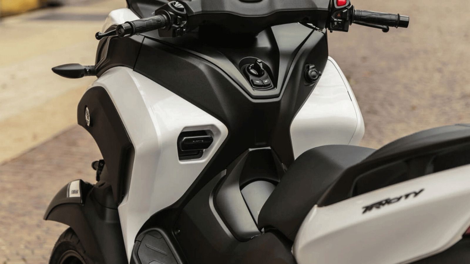 Η καρδιά του Tricity 300 παραμένει ο τετράχρονος Blue Core κινητήρας 292cc, με 3,0 kg-m ροπής στις 5.750 σ.α.λ., που επιταχύνει με άνεση τα 237 κιλά τ