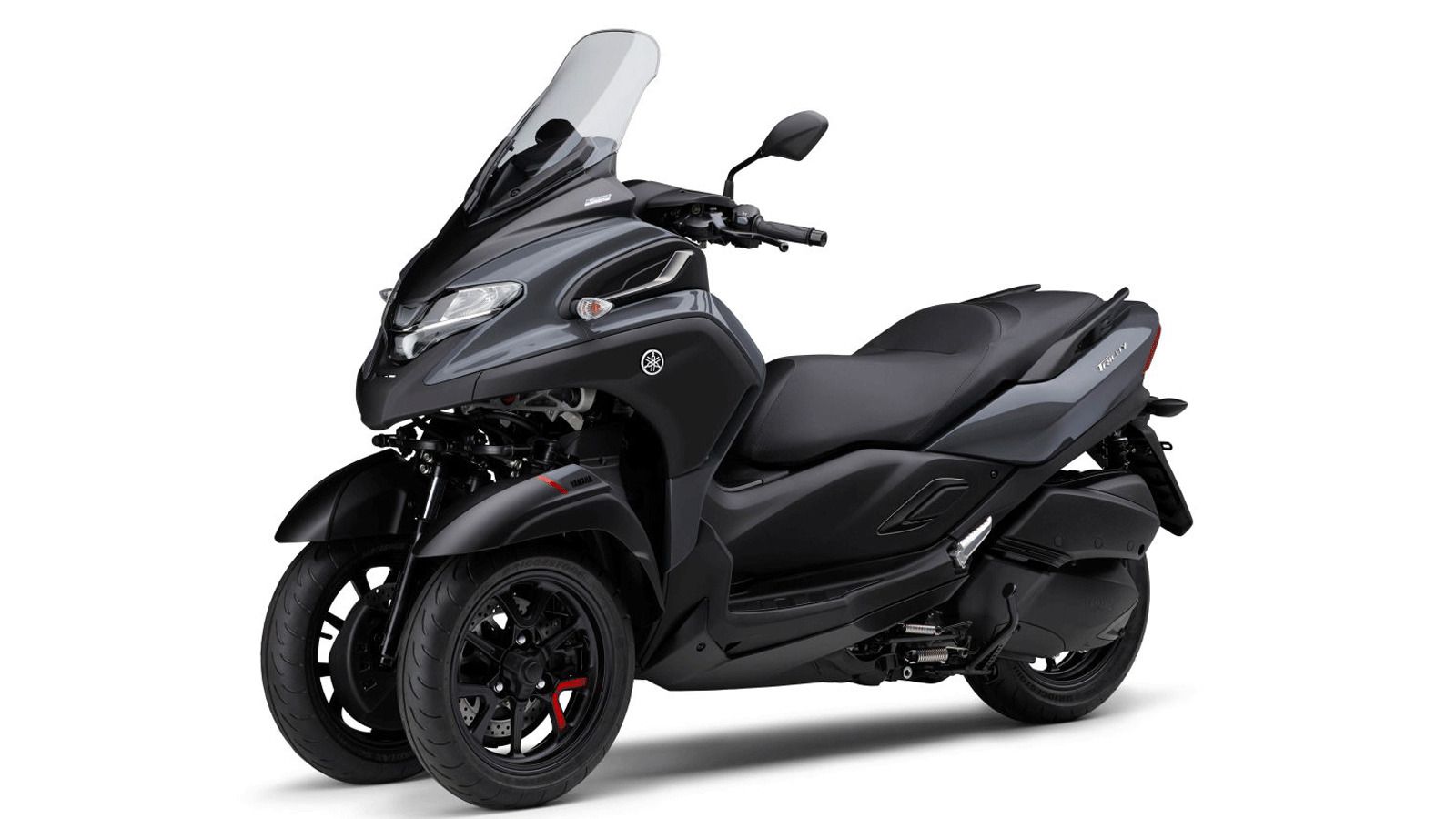 Ο εξοπλισμός περιλαμβάνει ABS, ενιαίο σύστημα φρένων UBS, LED φωτιστικά σώματα, αποθηκευτικό χώρο 45 λίτρων κάτω από τη σέλα και χειρόφρενο με καστάνι