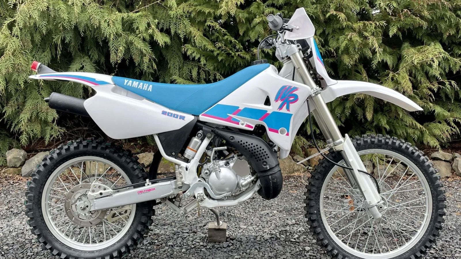 Αν μεγάλωσες στα 90s και είχες χώμα στις φλέβες σου, κάπου, κάπως, κάποτε άκουσες γιΆ αυτό: το Yamaha WR 200