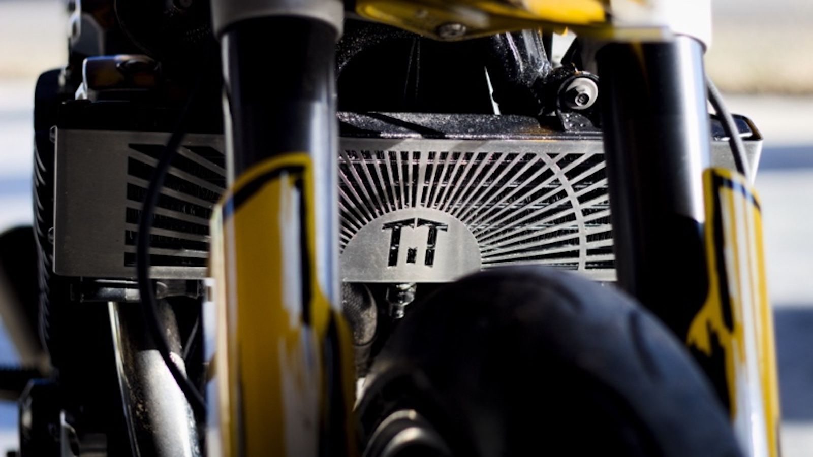 Yamaha 1300 XJR TR: Με πιρούνι από Super Duke; Για τον Kenny Roberts γίνεται!