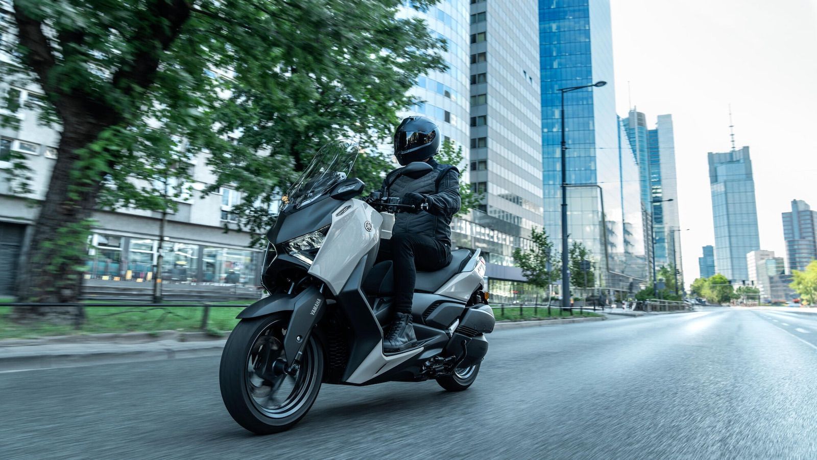 Yamaha XMAX 300: Μπαίνει στο 2025 ανασχεδιασμένο και με νέα, πλουσιότερη έκδοση