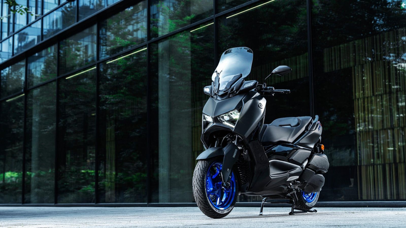 Yamaha XMAX 300: Μπαίνει στο 2025 ανασχεδιασμένο και με νέα, πλουσιότερη έκδοση