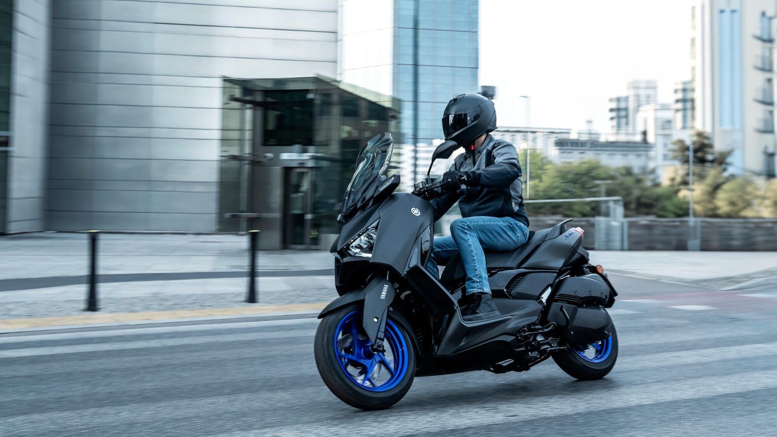 Yamaha XMAX 300: Μπαίνει στο 2025 ανασχεδιασμένο και με νέα, πλουσιότερη έκδοση