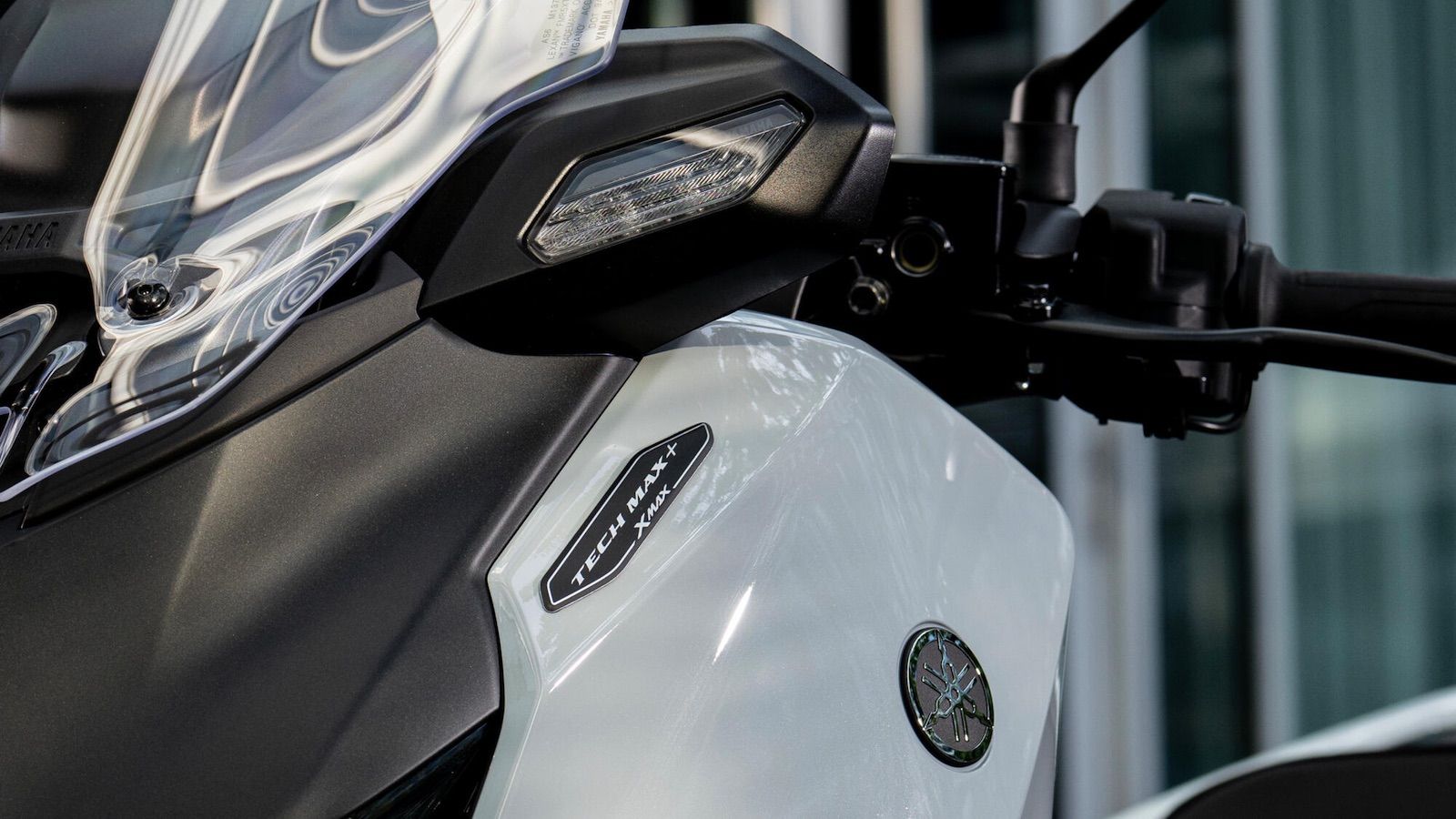 Yamaha XMAX 300: Μπαίνει στο 2025 ανασχεδιασμένο και με νέα, πλουσιότερη έκδοση