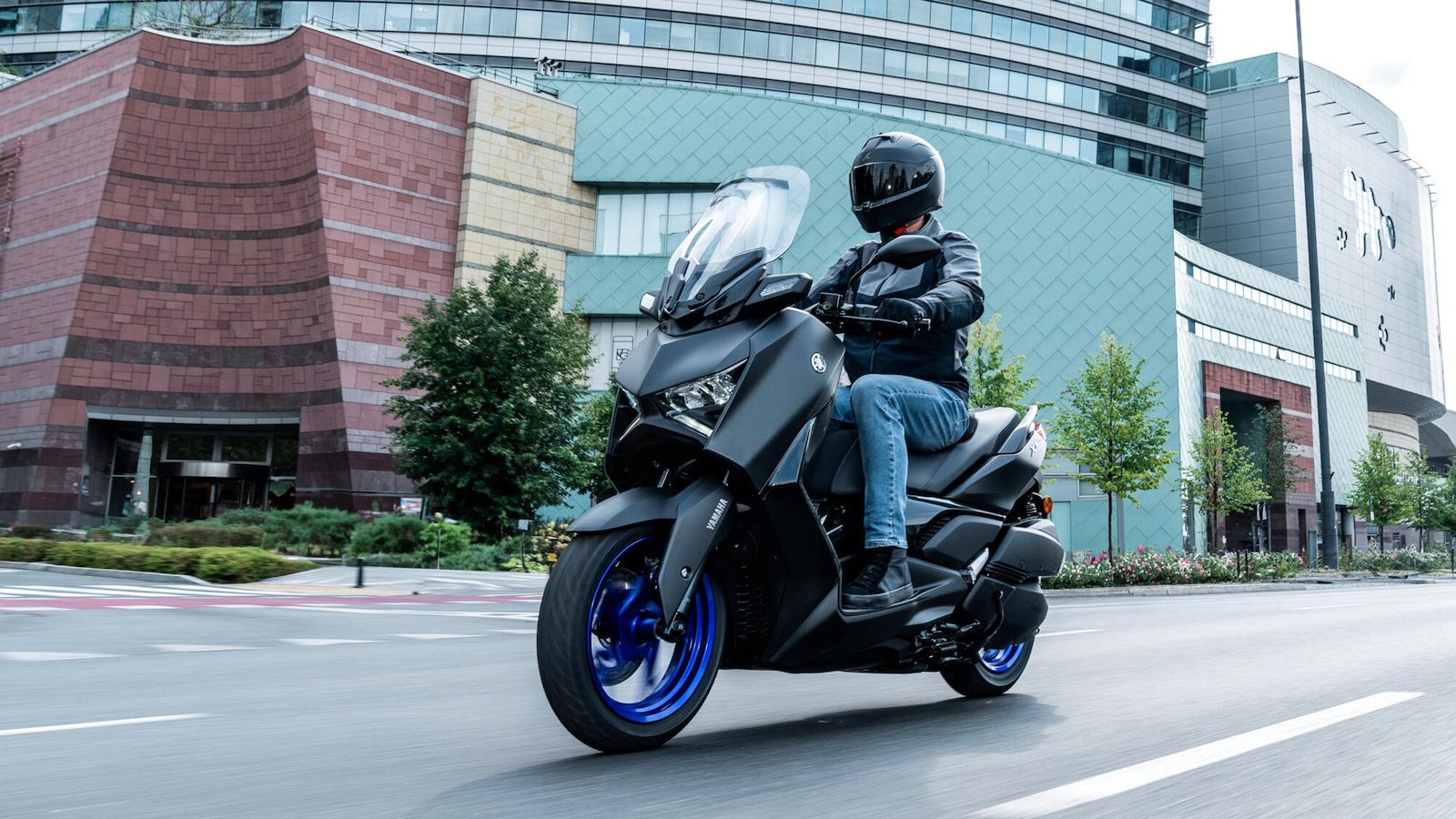 Yamaha XMAX 300 - Ικανό για άμεσες προσπεράσεις και ασφαλή ελιγμό σε αστικές ή περιαστικές συνθήκες.