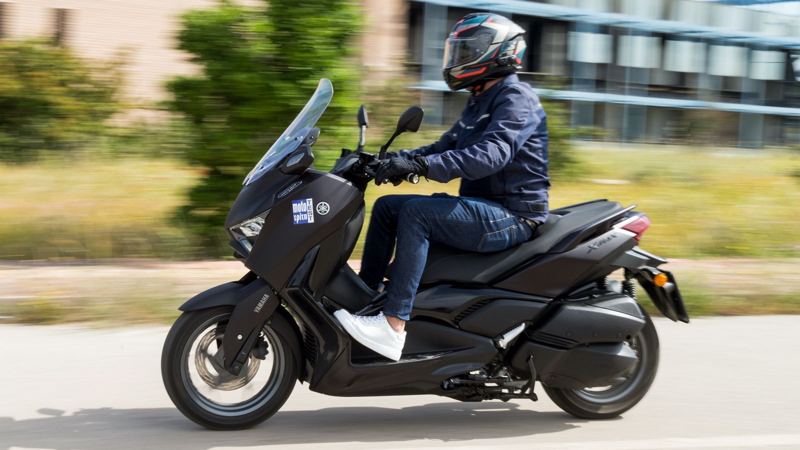 Διαπρέπει στο χαλαρό commuting με άνετη θέση οδήγησης.