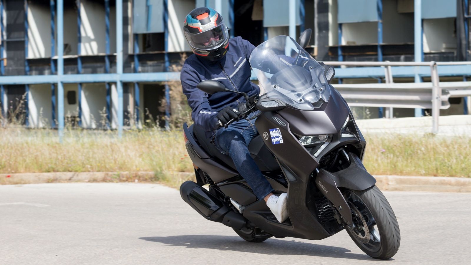 Διαθέτει υψηλά  περιθώρια πρόσφυσης και μπορεί να διαγράψει μεγάλες γωνίες κλίσης.