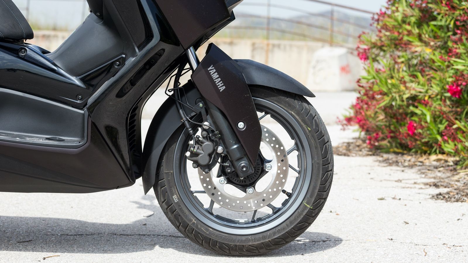 Τηλεσκοπικό πιρούνι εμπρός με διαδρομή 110 χιλιοστά και μονός δίσκος 267 χιλιοστών.