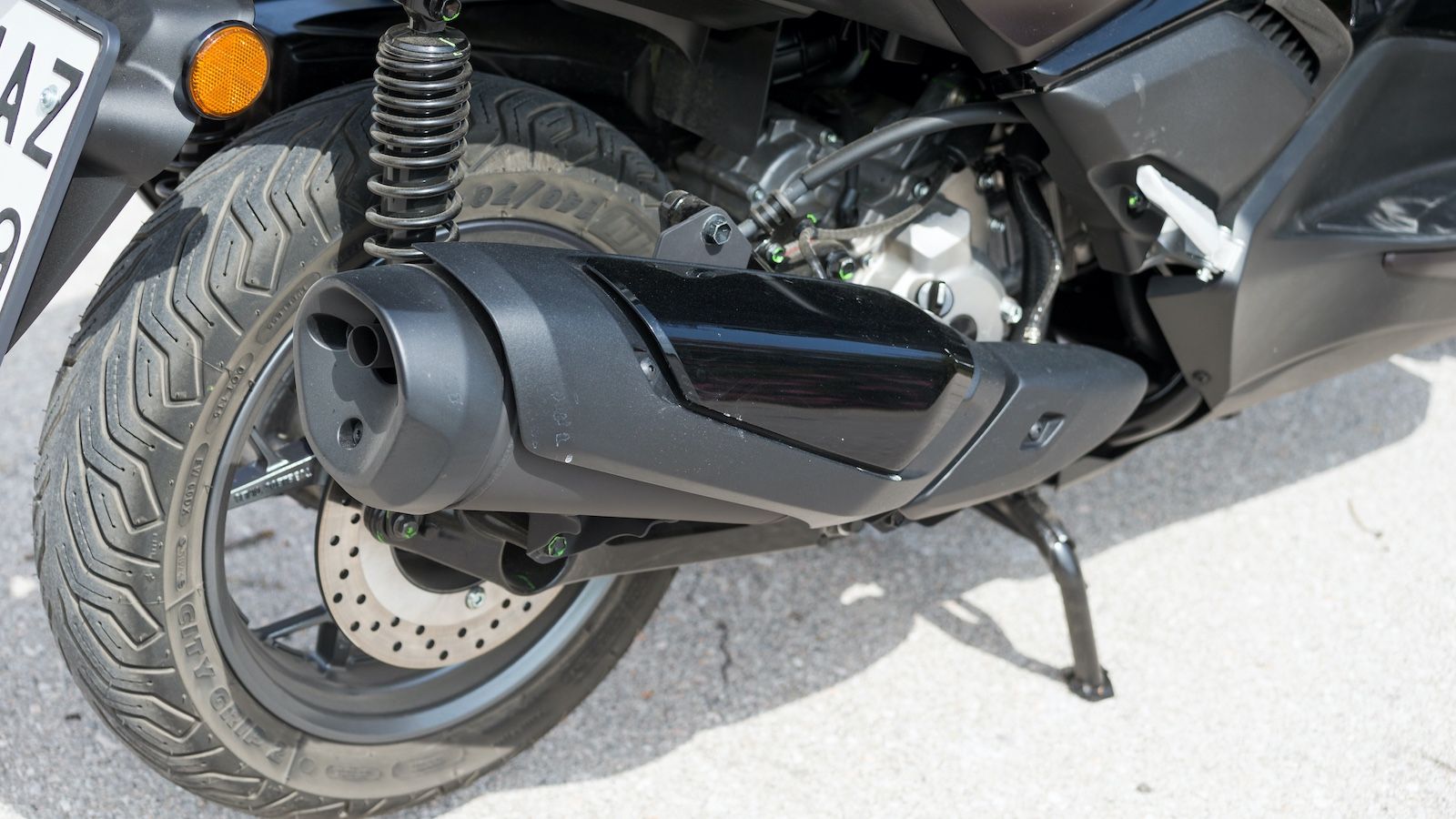 Διπλά αμορτισέρ πίσω με διαδρομή 79 χιλιοστά και δίσκος 245 χιλιοστών.