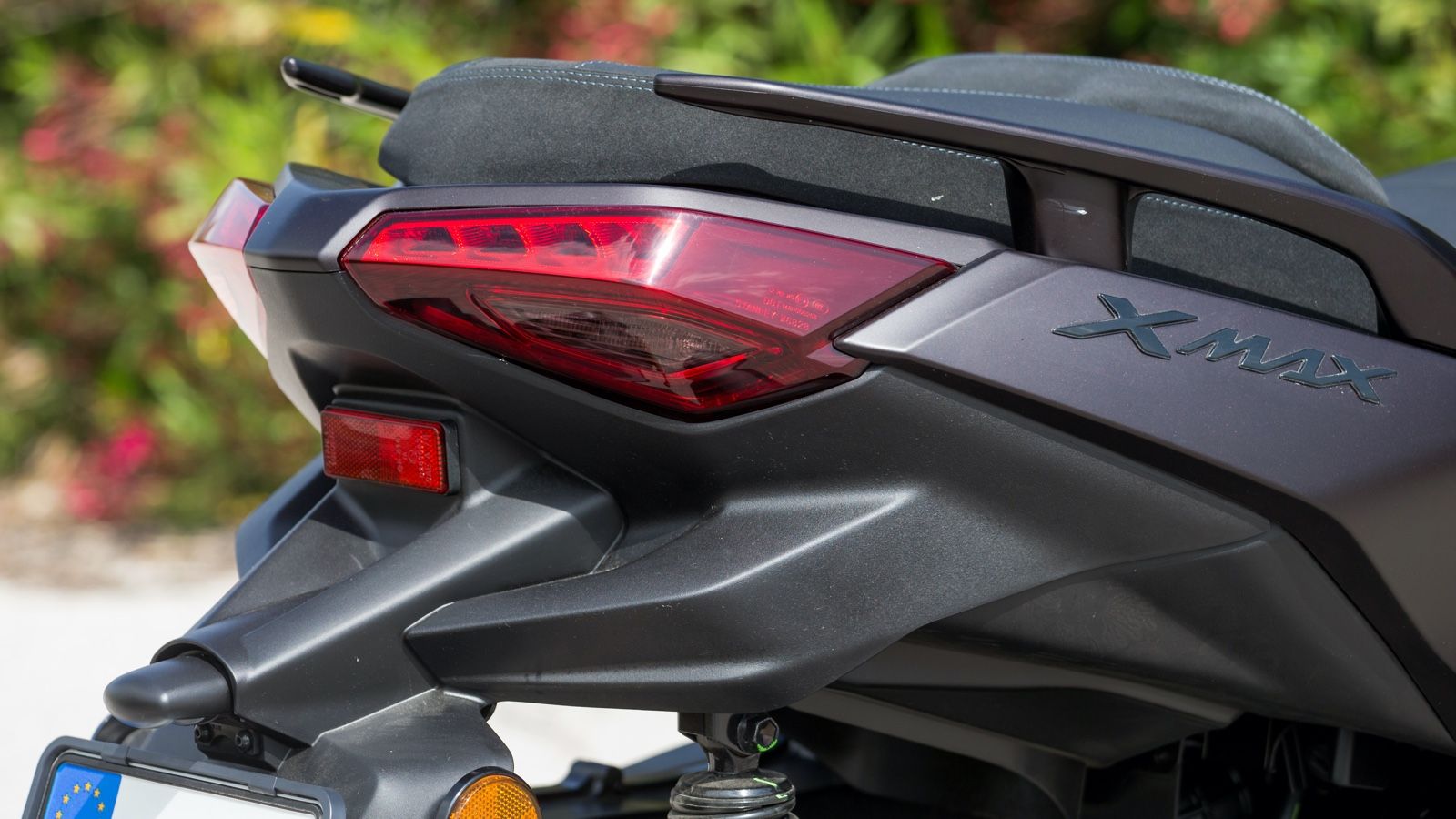 Το πολυγωνικό φωτιστικό σώμα  της ουράς προσθέτει όγκο και στυλ στην κατασκευή.