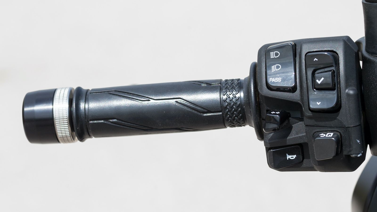 Η αριστερή άκρη του τιμονιού από όπου ελέγχεις τα πάντα με τους διακόπτες