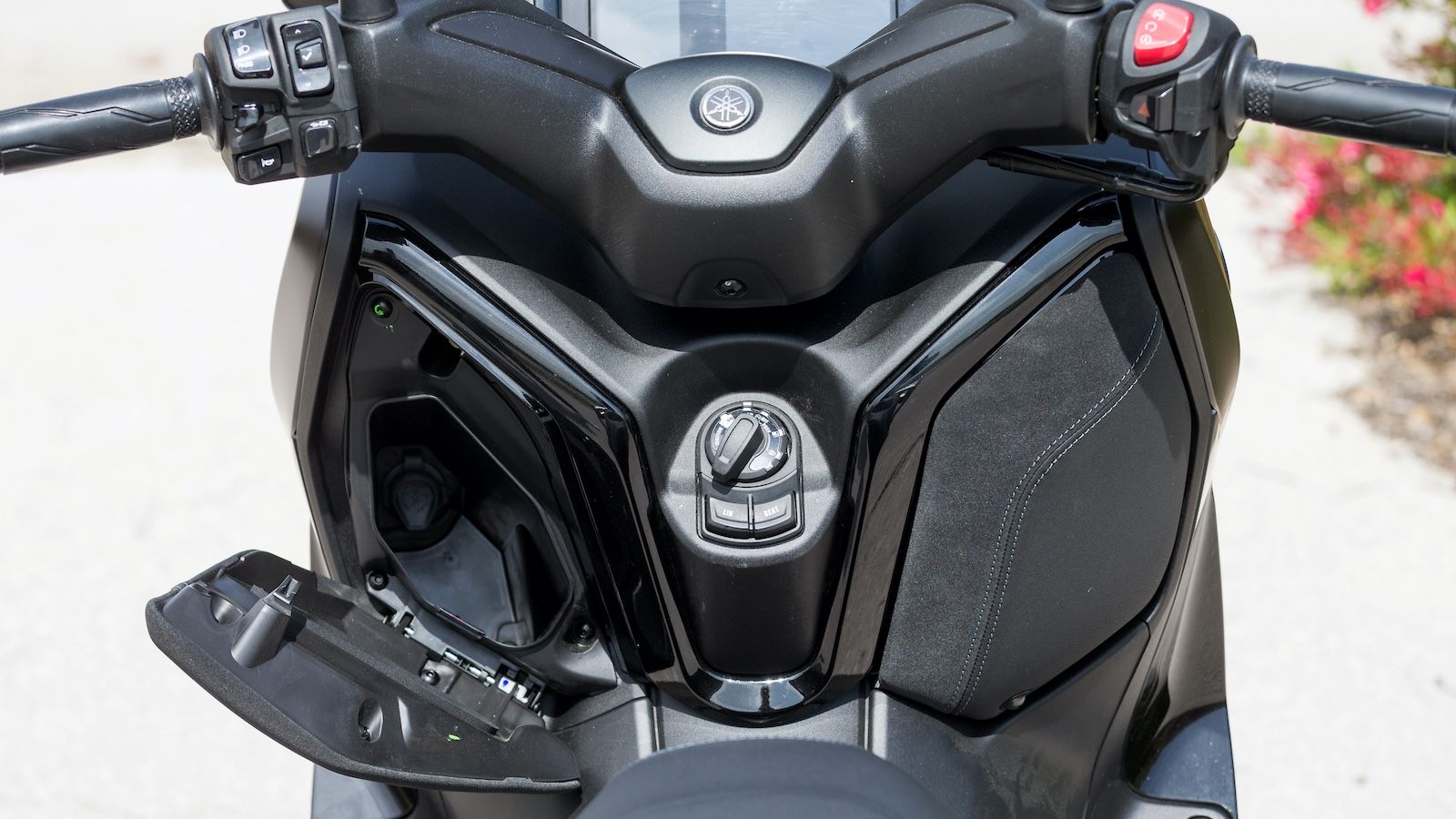 ... και τα ντουλαπάκια έχουν επένδυση alcantara.